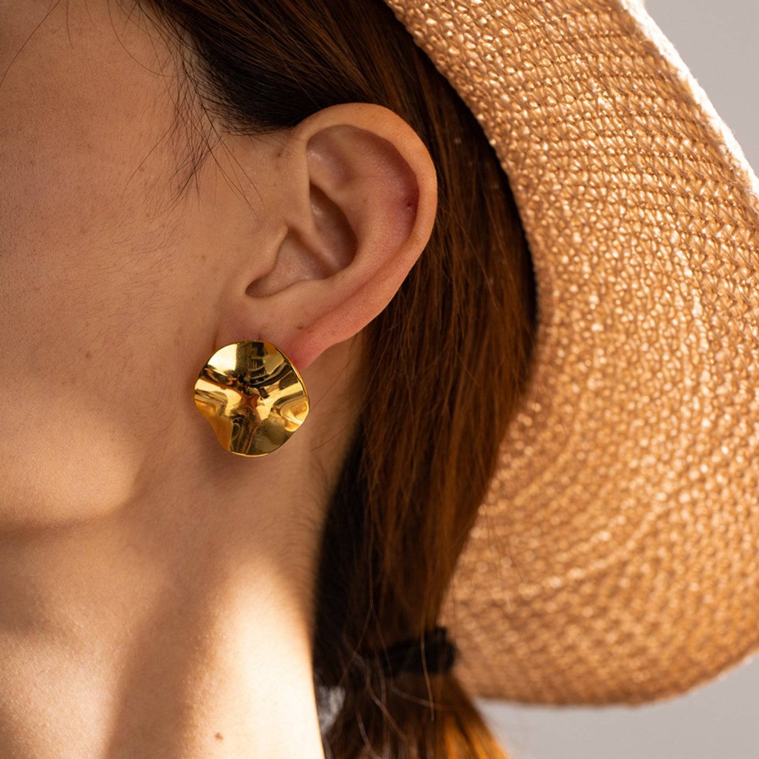 Aretes dorados con diseño asimétrico - Dressygt