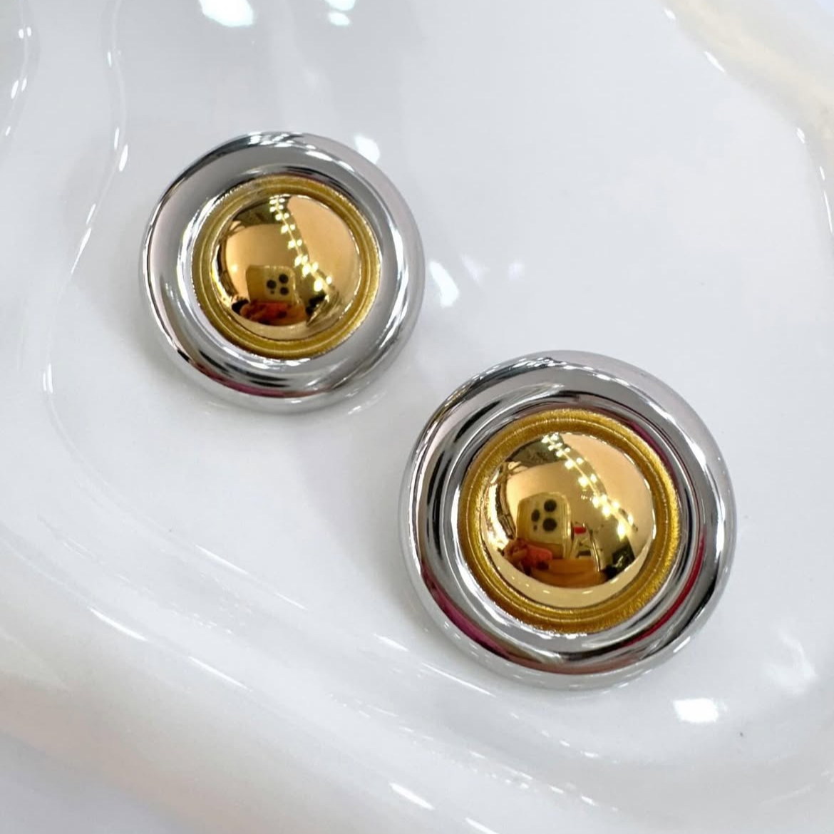 Aretes dorados con pateados redondos - Dressygt