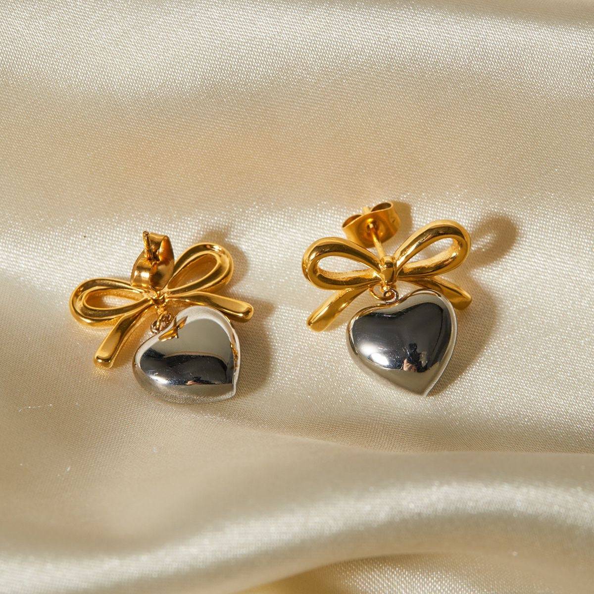 Aretes con diseño de moño y corazón - Dressygt