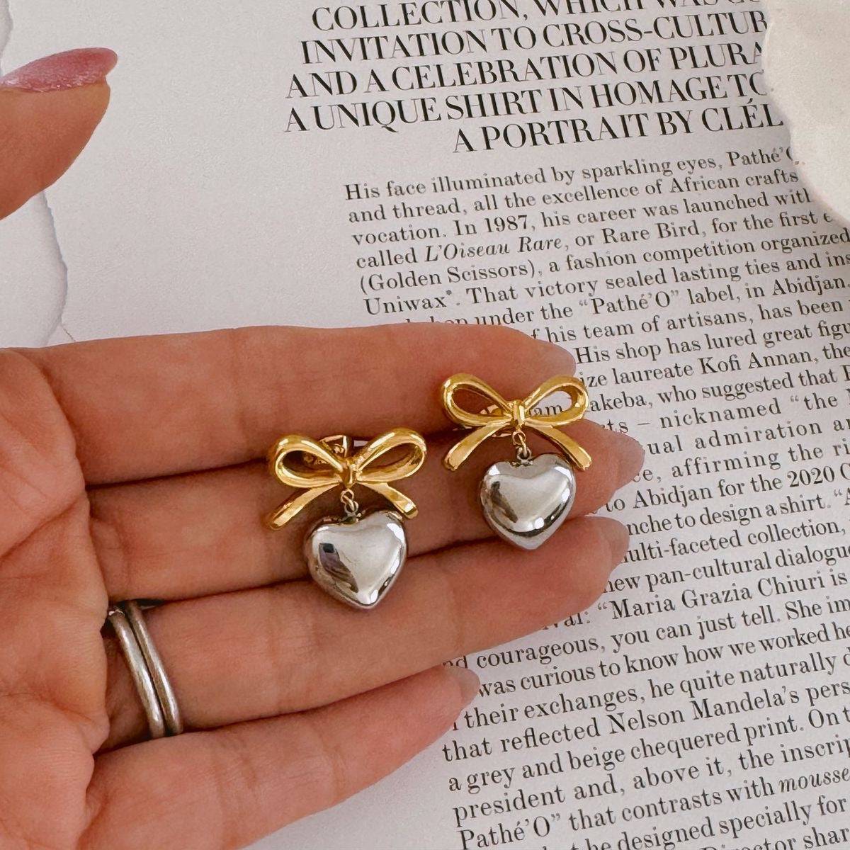 Aretes con diseño de moño y corazón - Dressygt