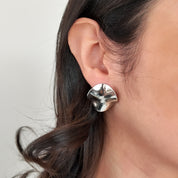 Aretes dorados con diseño asimétrico - Dressygt