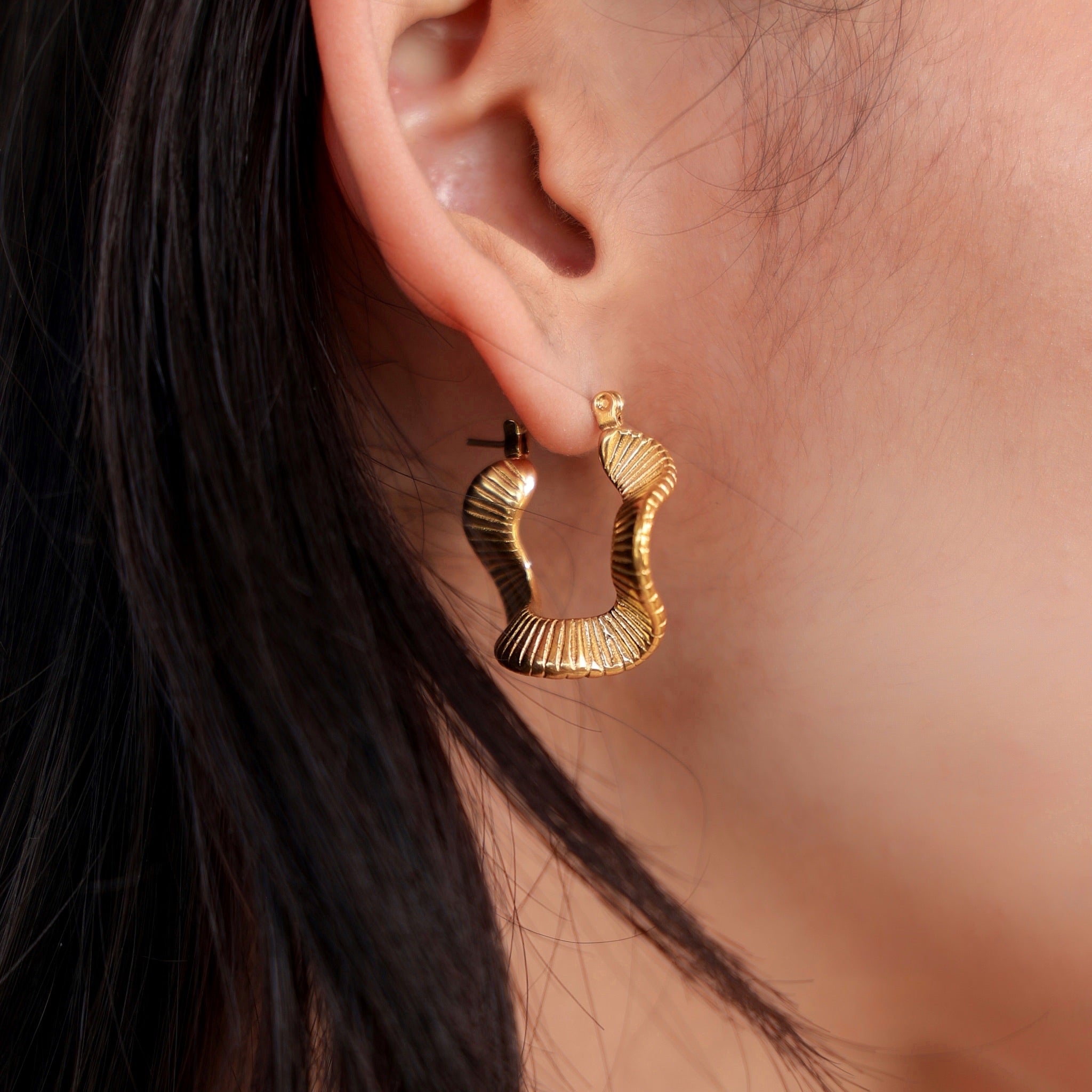 Argollar doradas con diseño asimétrico - Dressygt