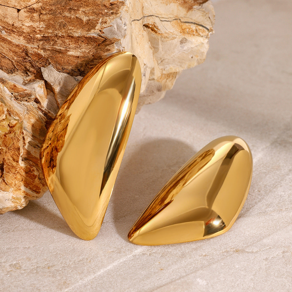 Aretes dorados con diseño irregular - Dressygt