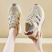 Tenis casual beige con plataforma