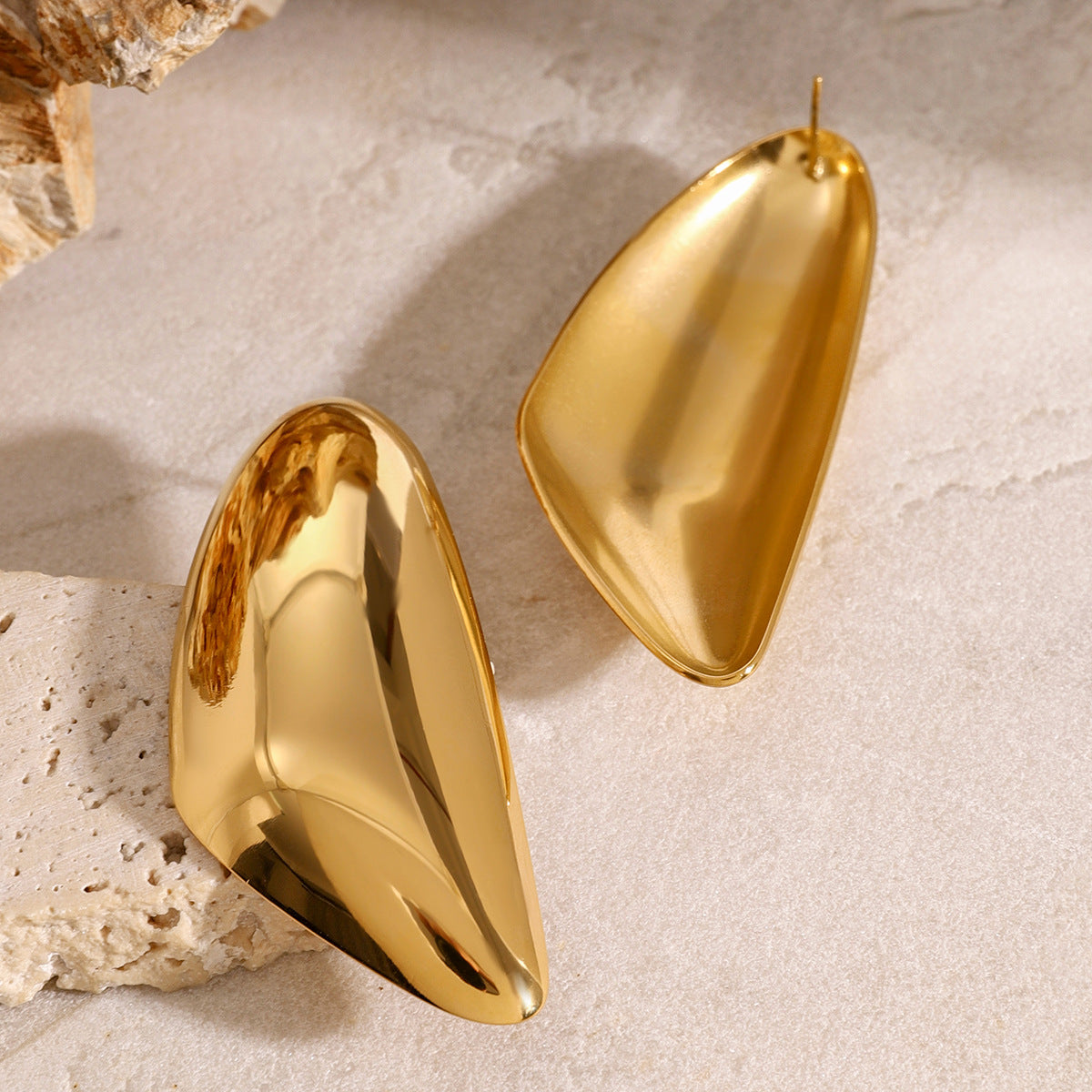 Aretes dorados con diseño irregular - Dressygt