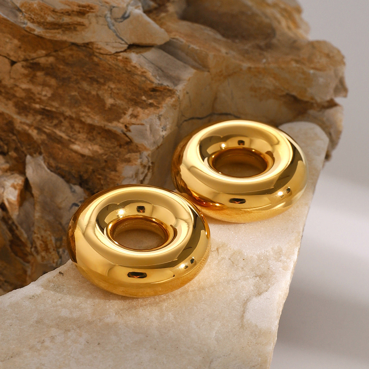 Aretes dorados con diseño de donas - Dressygt