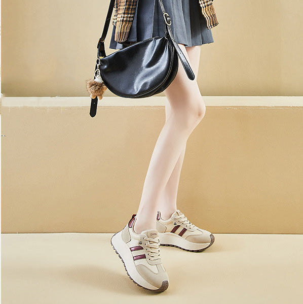 Tenis casual beige con plataforma