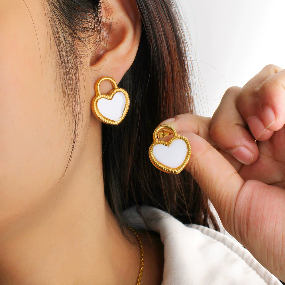 Aretes con diseño de corazón blanco - Dressygt