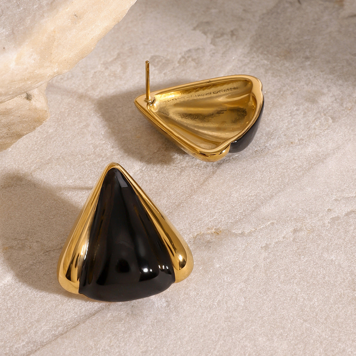 Aretes dorado con negro con diseño triangular - Dressygt