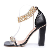 Tacones altos con cadenas