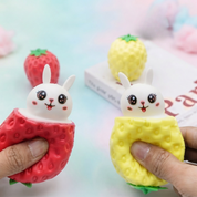 Squishy con diseño de fruta y personaje