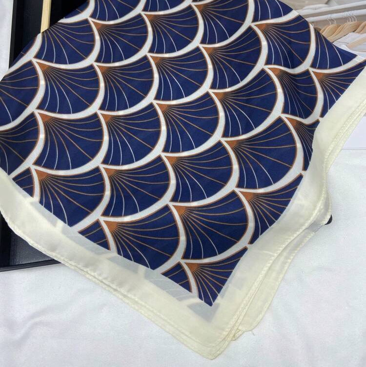 Pañuelo azul estampado