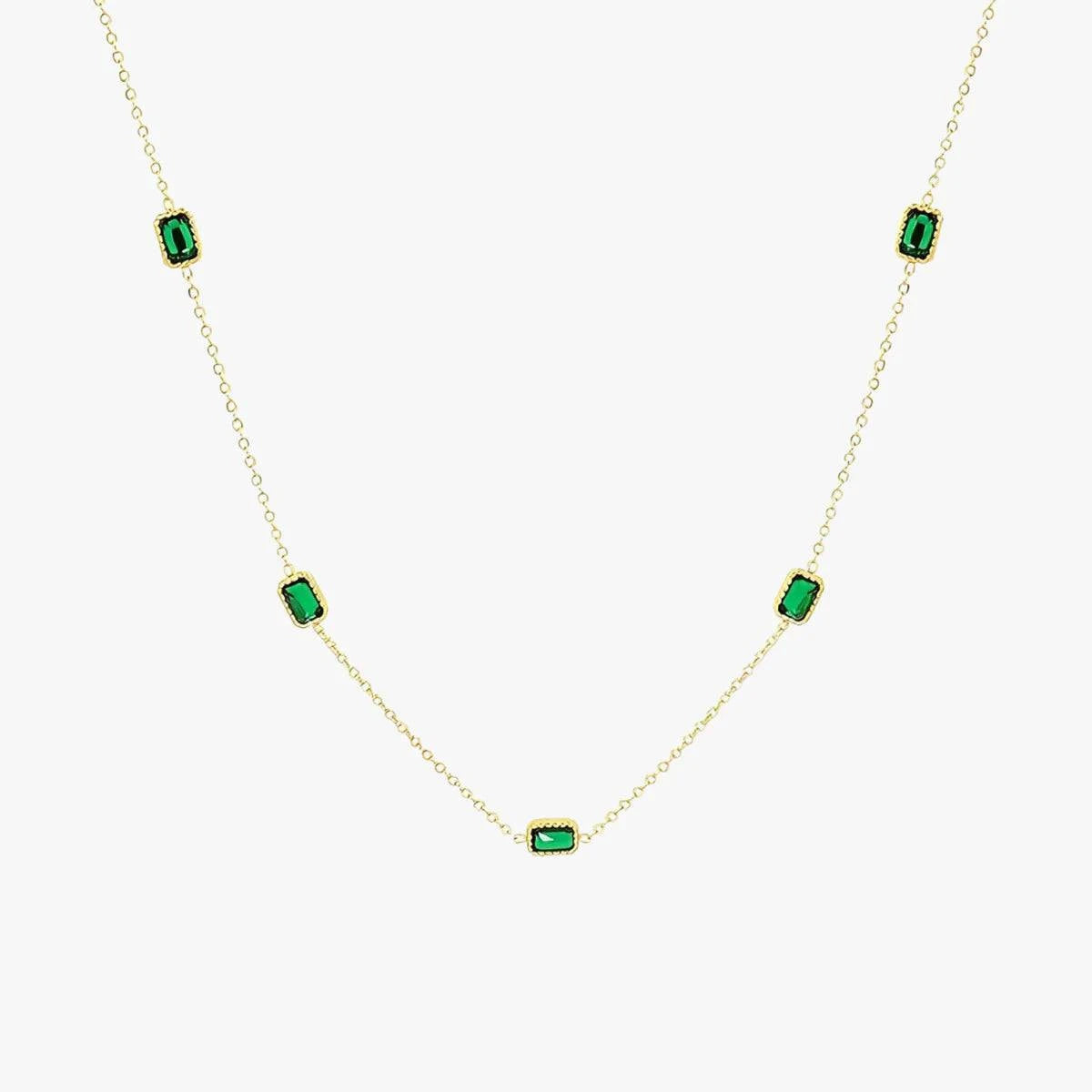 Collar dorado con esmeraldas
