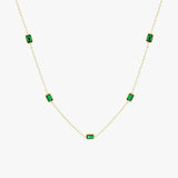Collar dorado con esmeraldas
