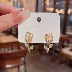 Aretes minimalistas de tulipanes