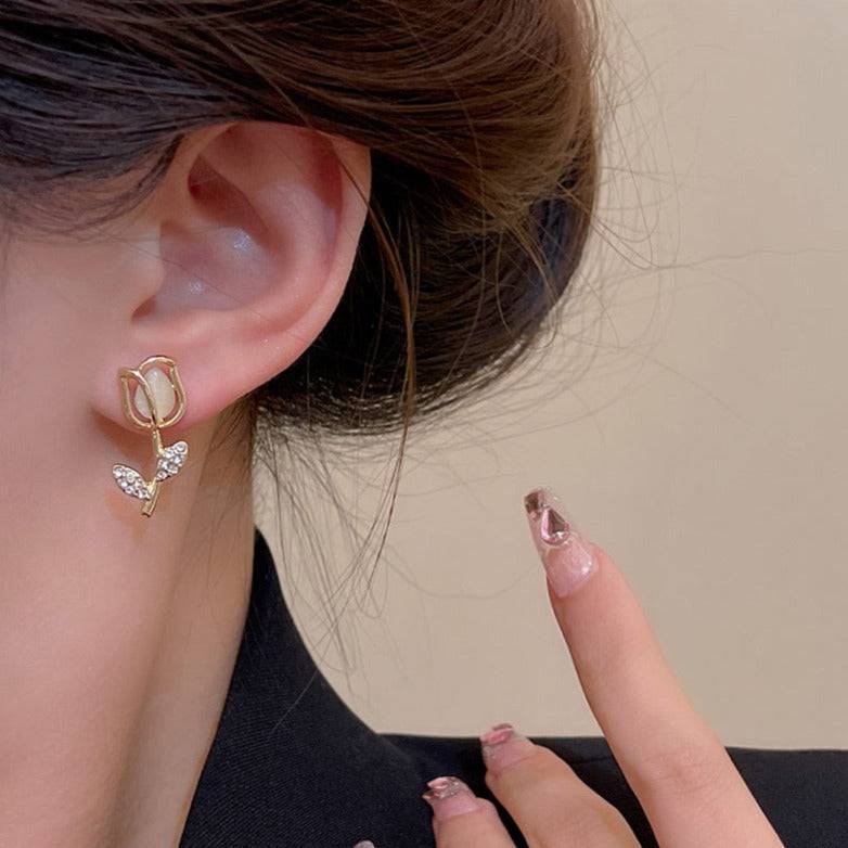 Aretes minimalistas de tulipanes