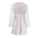 Vestido corto de manga largaron escote en V
