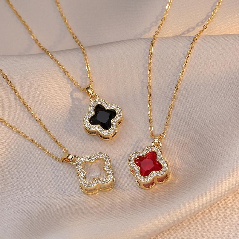 Collar dorado con dije de trébol
