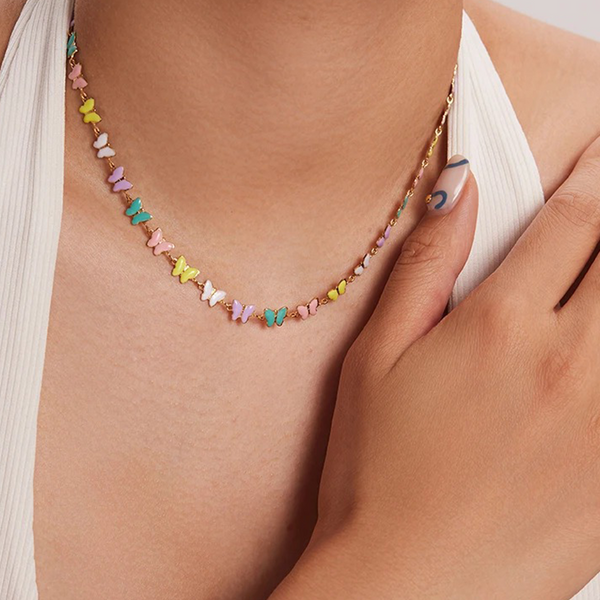 Collar con diseño de margaritas