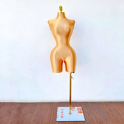 Maniquí con torso femenino dorado
