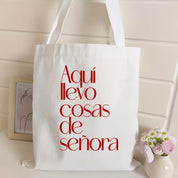 Totebag con frase "Aquí llevo cosas de señora"