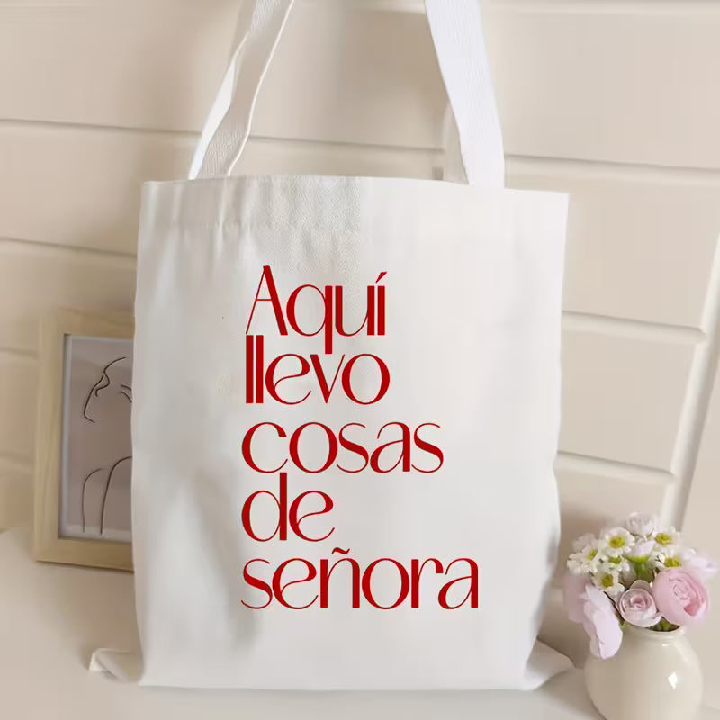 Totebag con frase "Aquí llevo cosas de señora"
