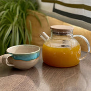 Tetera de vidrio con tapa de madera