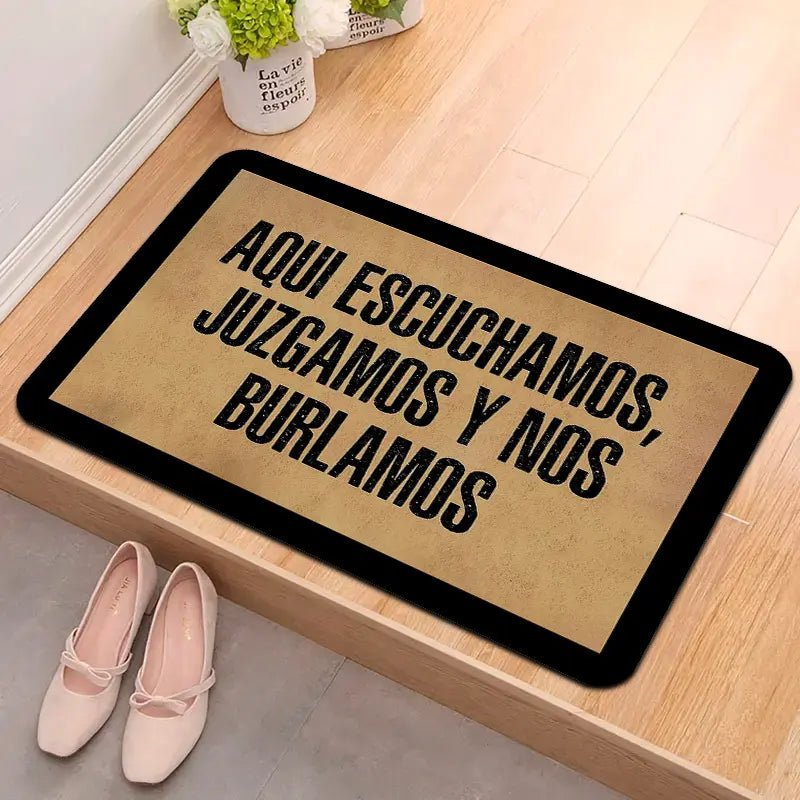 Alfombra de entrada con frase Aquí escuchamos, juzgamos y nos burlamos