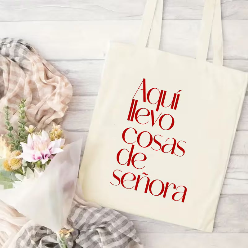Totebag con frase "Aquí llevo cosas de señora"