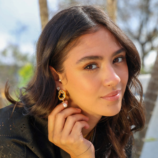 Aretes con diseño de perla colgante