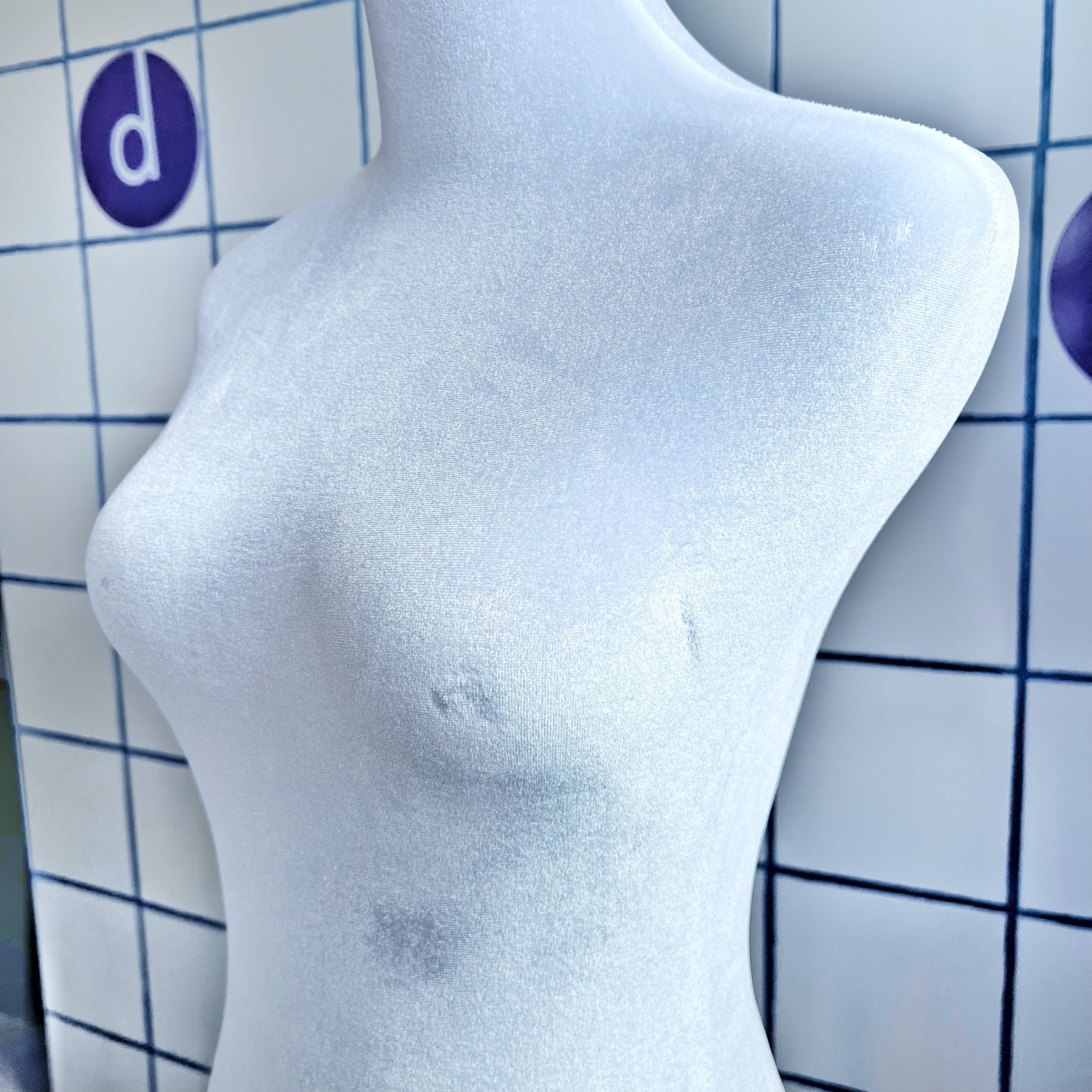 Maniquí afelpado minimalista con cabeza - Dressygt