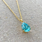 Collar con dije celeste