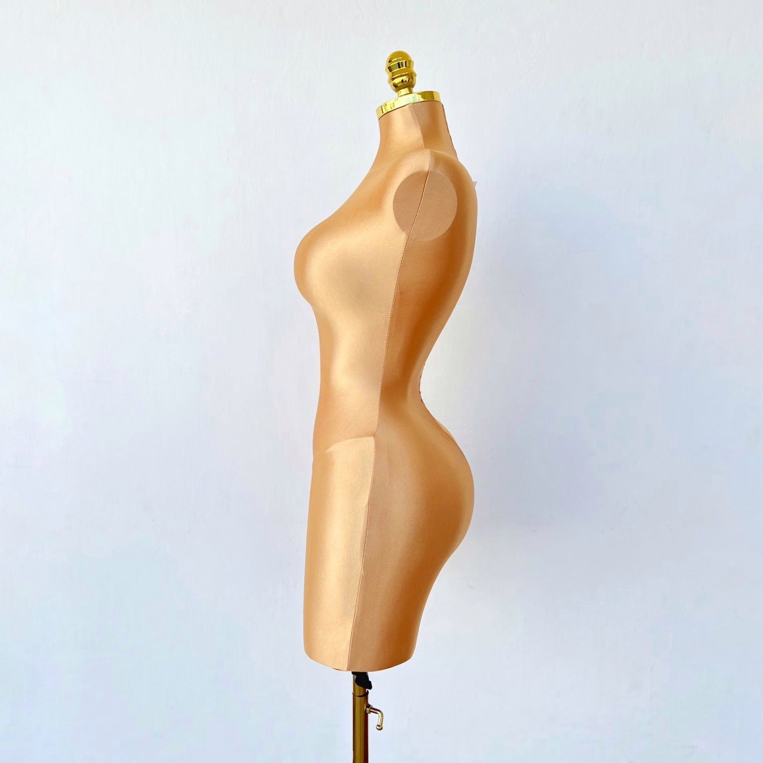 Maniquí con torso femenino dorado