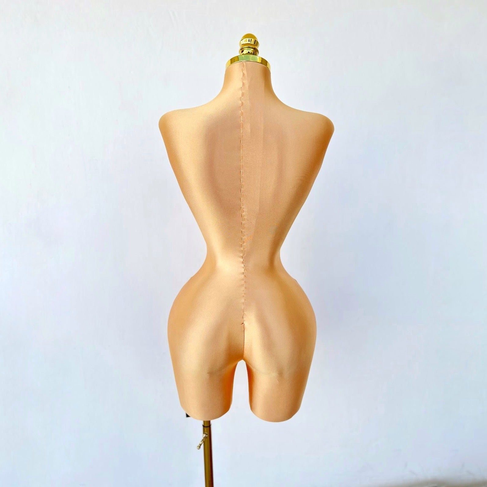 Maniquí con torso femenino dorado