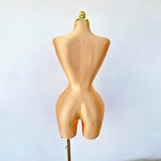 Maniquí con torso femenino dorado