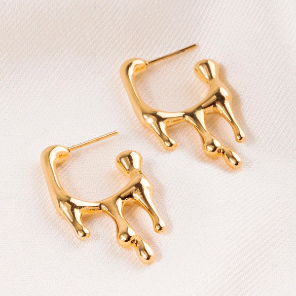 Aretes dorado con diseño irregular