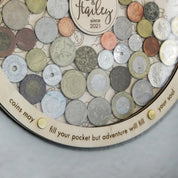 Marco de madera para guardar monedas de viaje