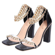 Tacones altos con cadenas