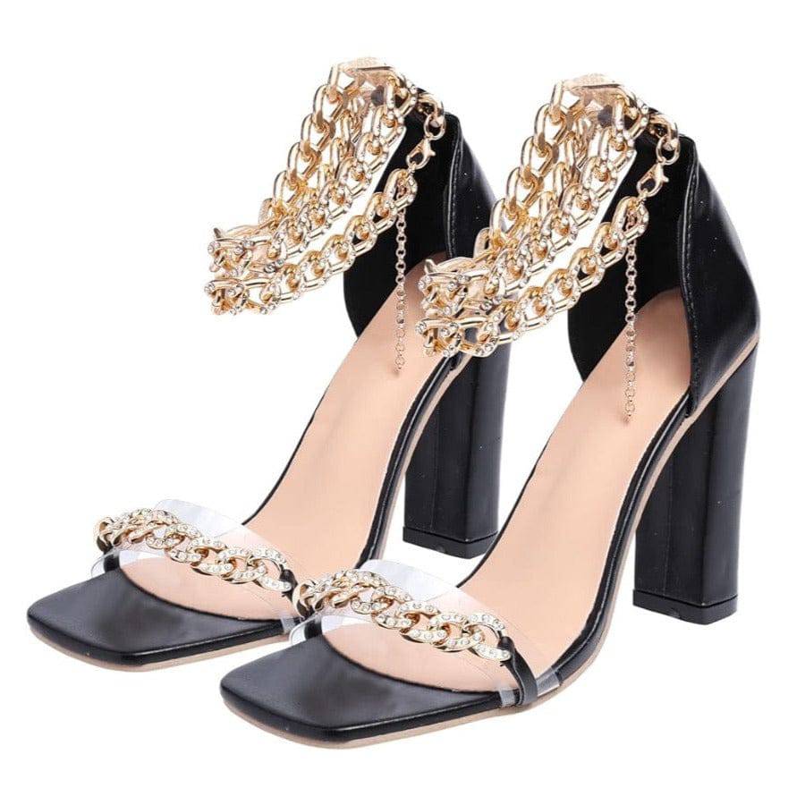 Tacones altos con cadenas