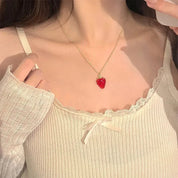 Collar con dije de fresa