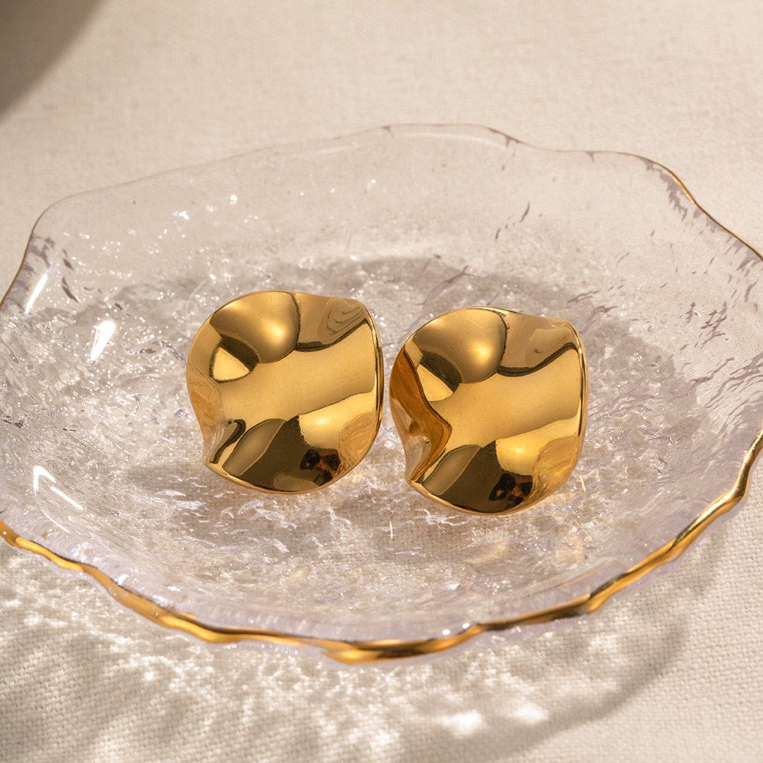 Aretes dorados con diseño asimétrico - Dressygt