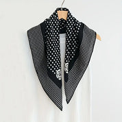 Pañuelo negro estampado