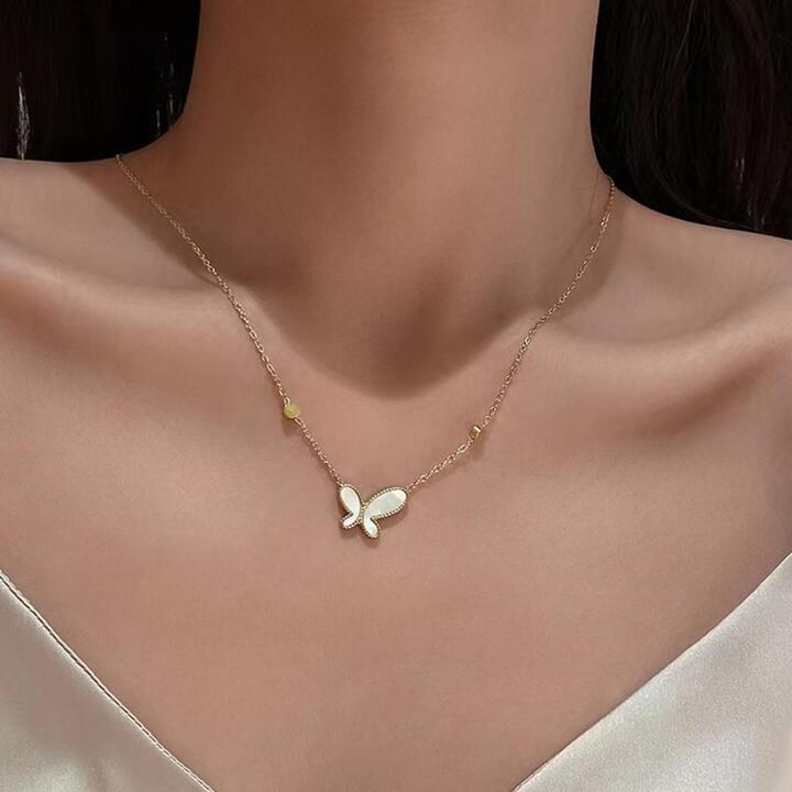 Collar con diseño de mariposa