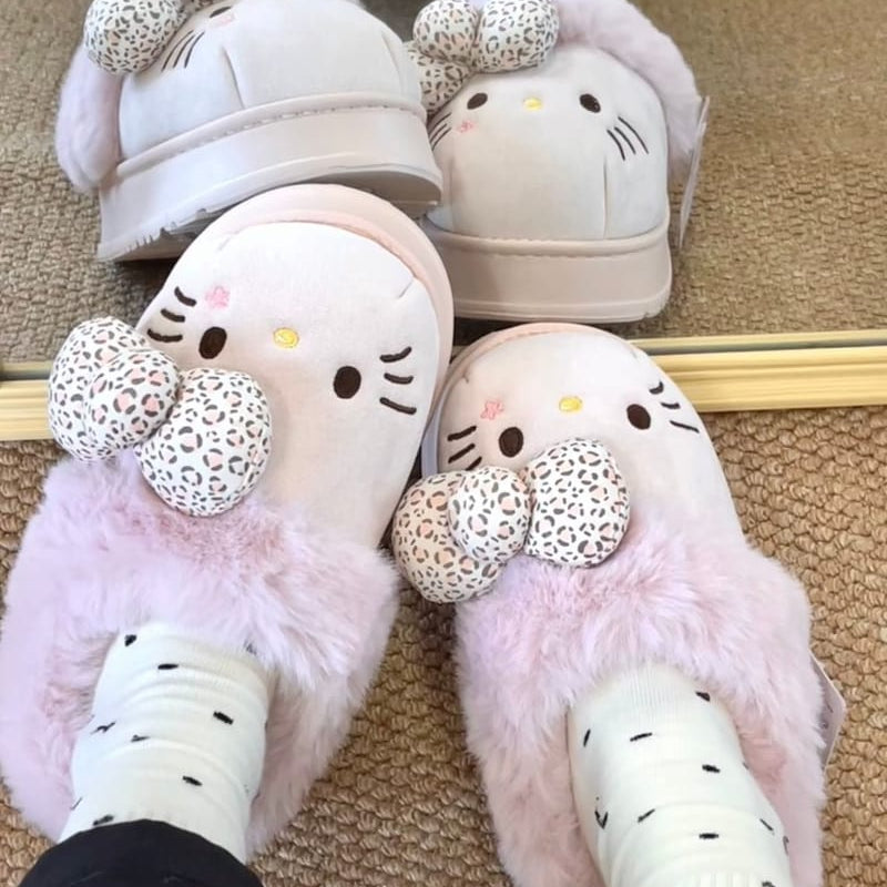 Pantuflas afelpadas con diseño de Hello Kitty