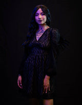 Vestido corto de manga largaron escote en V