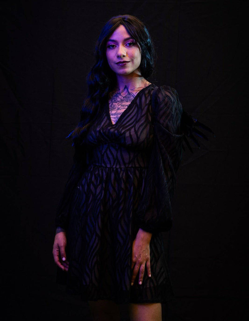 Vestido corto de manga largaron escote en V