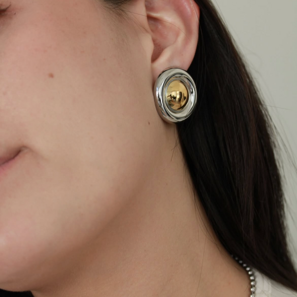 Aretes dorados con pateados redondos