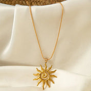 Collar con dije de sol