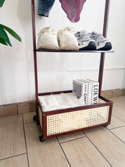 Perchero organizador con cesta