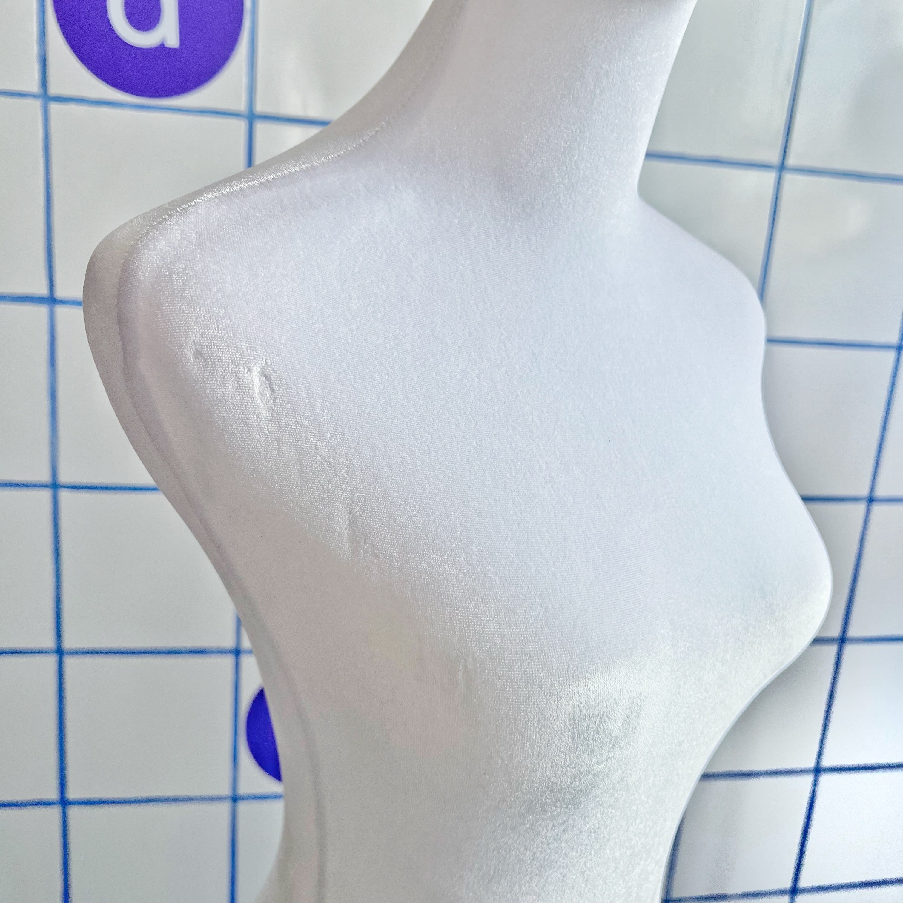 Maniquí afelpado minimalista con cabeza - Dressygt